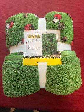 BNIP Kids Size 4' x 6' The Big One Peanuts Snoopy Game Day Sherpa Throw Blanket